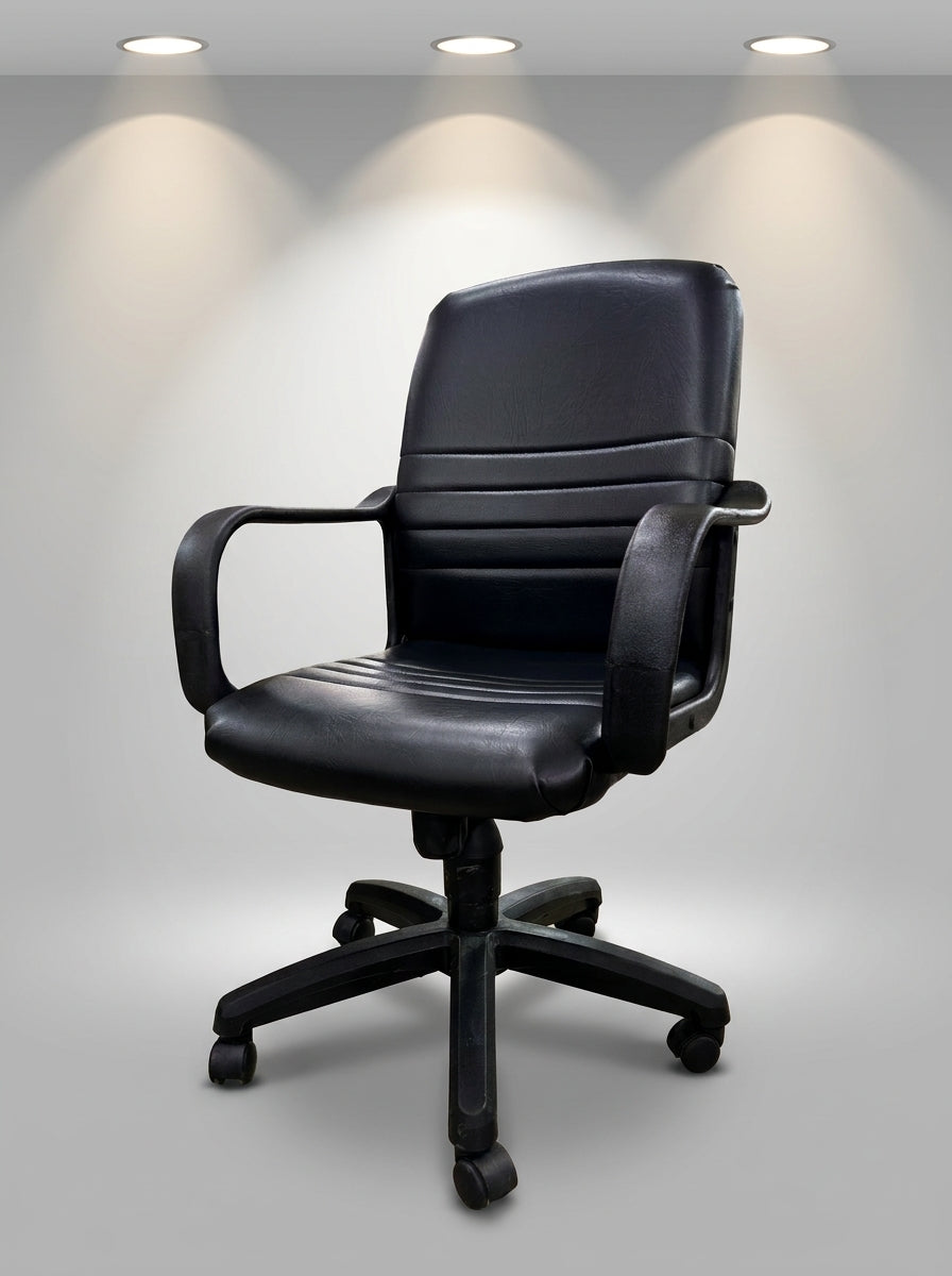 Milano Low-Profile Ribbed Manager Chair – Sleek Black & Chrome